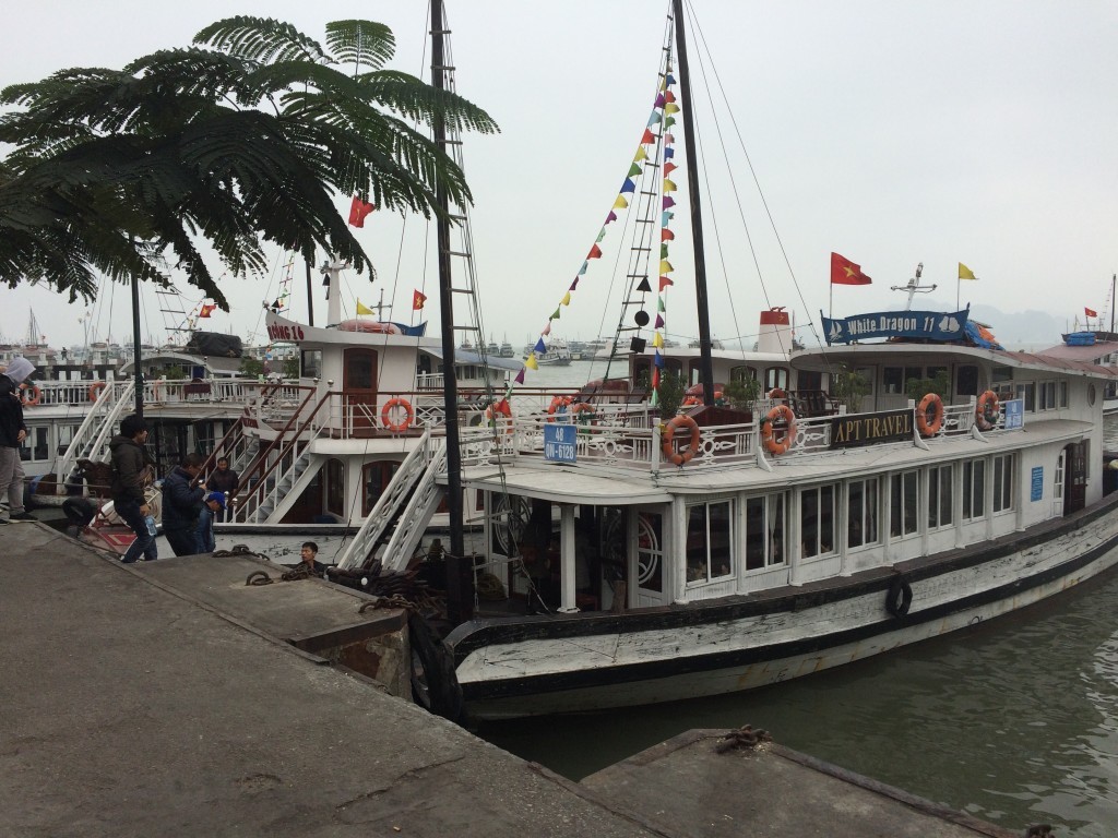 Takimi łodziami odbywają się rejsy nad zatokę Ha Long Bay