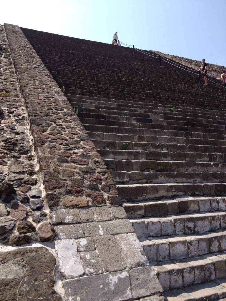 Meksyk Teotihuacan - schody Piramidy Słońca