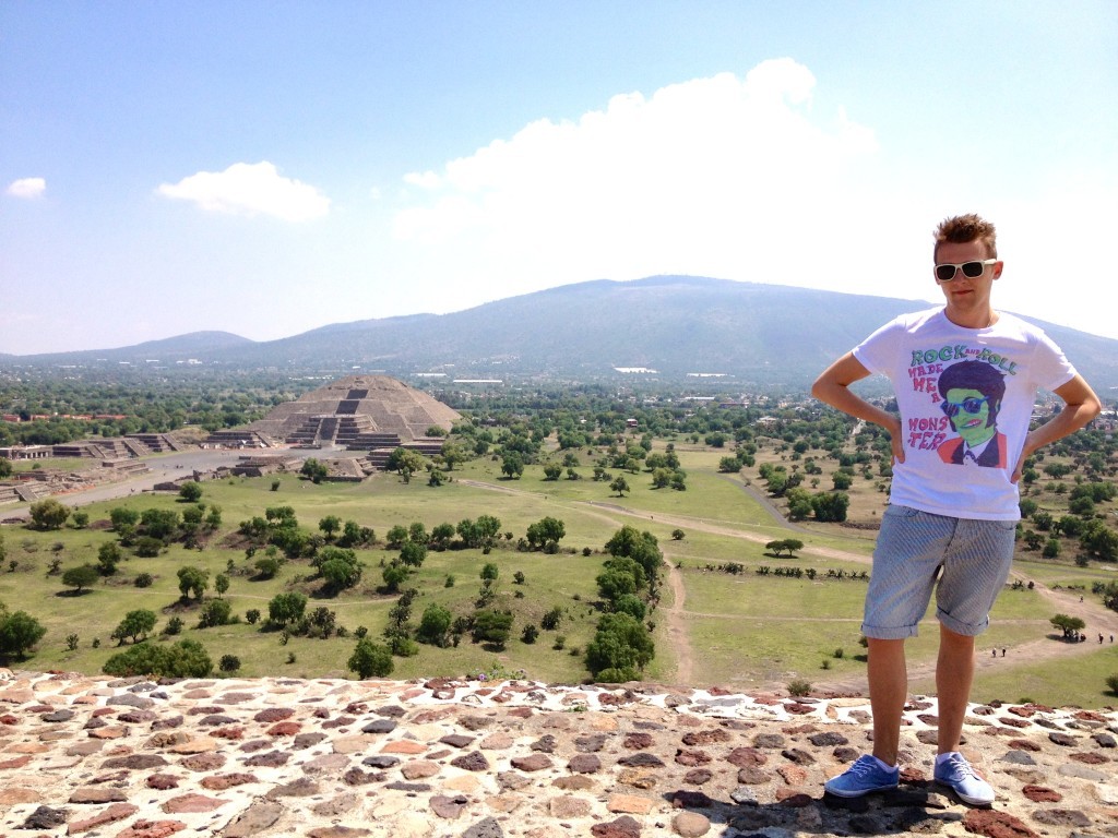 Meksyk Teotihuacan - widok z Piramidy Słońca, w tle widać Piramidę Księżyca