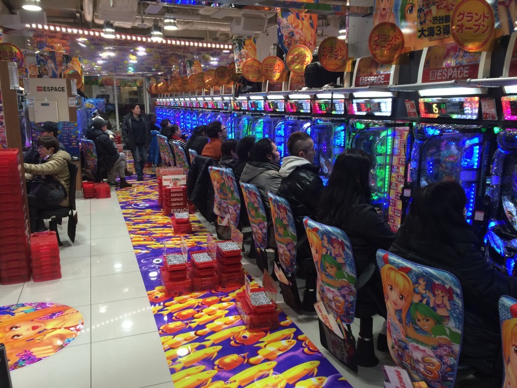 Japończycy uwielbiają grać na automatach od rana do wieczora. 