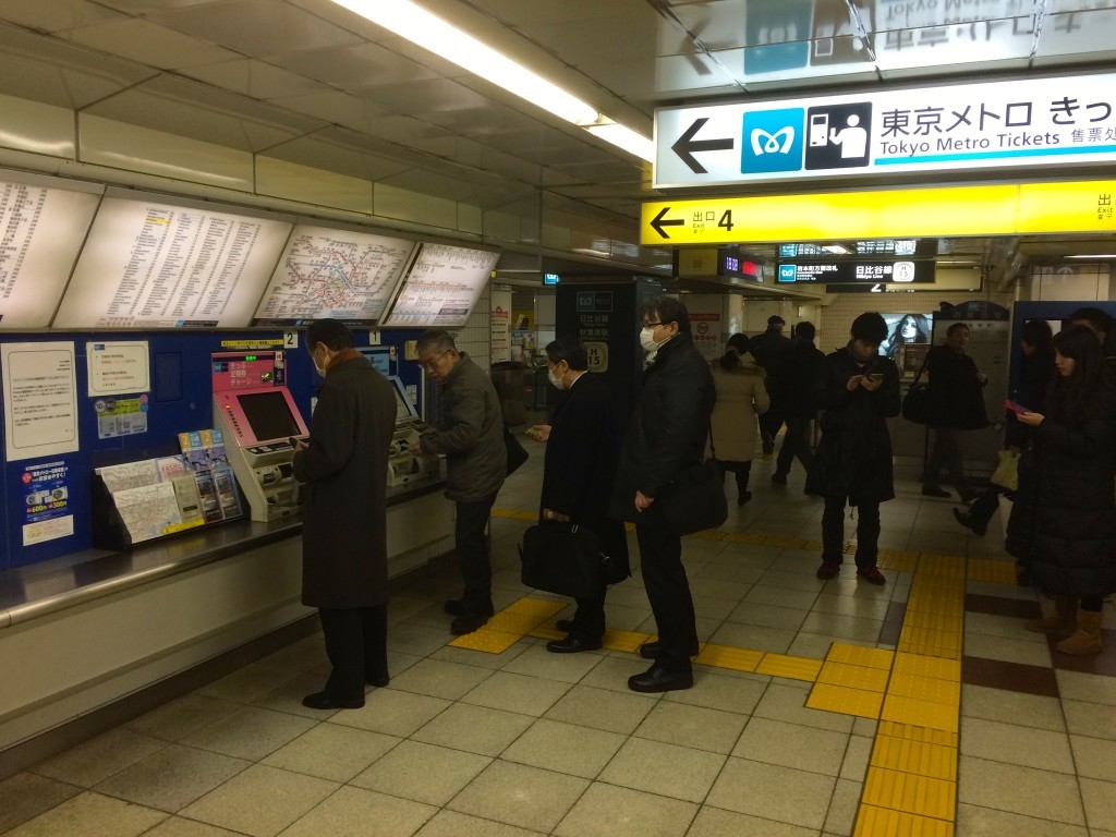 W takich automatach można kupić bilety na metro w Tokio