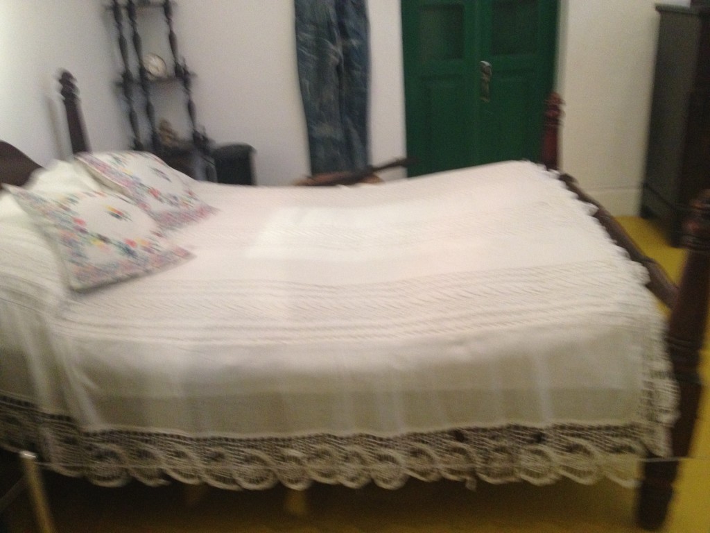 W tym łóżku Frida spędziła ostatnie dni swojego ciężkiego życia. (sorki za brak ostrości zdjęcia, ale nie wolno było używać flash do robienia zdjęć)