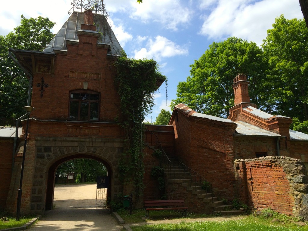Brama pałacowa z czasów rezydencji carskiej
