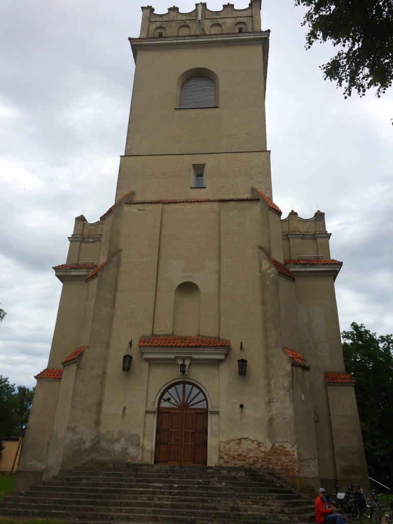 Zabytkowy kościół w Białowieży - wygląda jak zamek