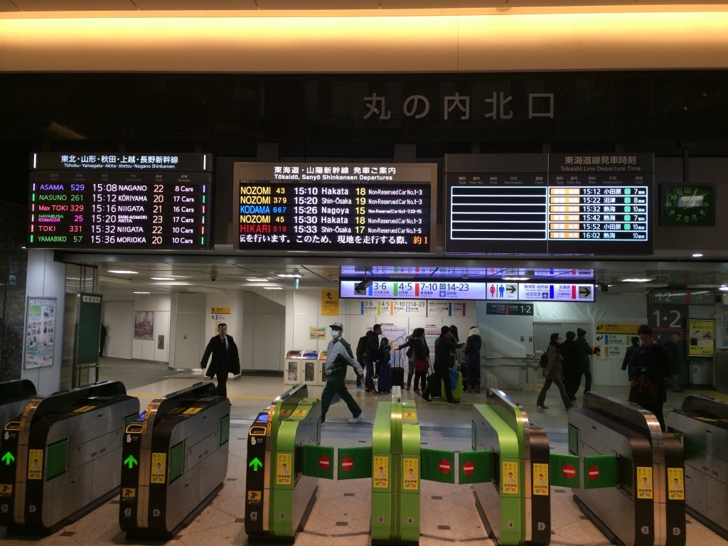 Tak wyglądają bramki oraz rozkład jazdy pociągów Shinkansen na głównym dworcu w Tokio.