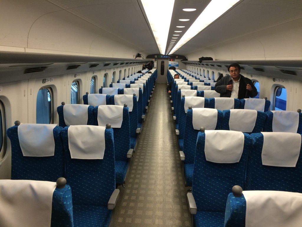 Wewnątrz pociągu Shinkansen serii N700