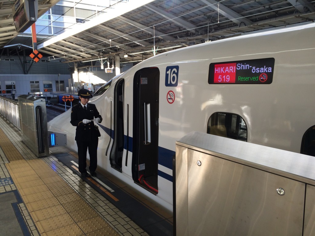 Japonia podróż pociągiem Shinkansen