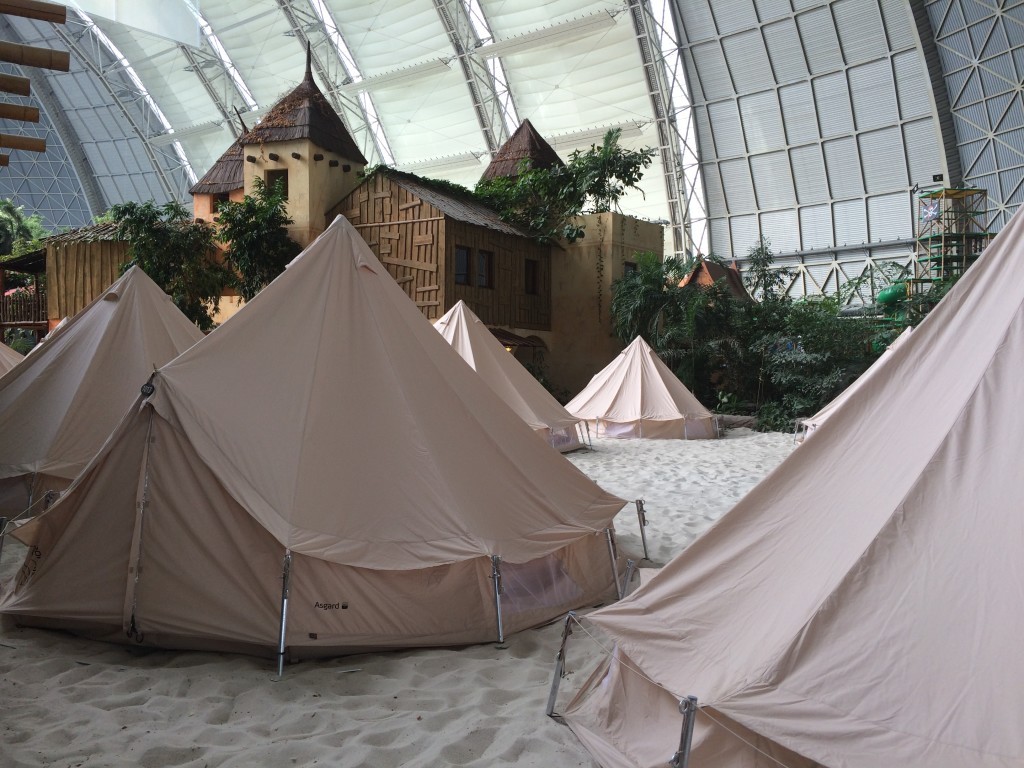 Nocleg w namiotach w hali parku - ciekawa możliwość zostania na noc.