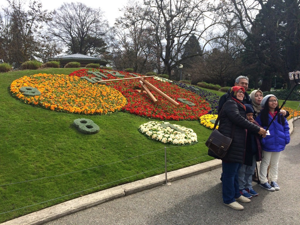 Zegar Kwiatowy - to kolejny symbol Genewy znajdujący się w parku Jardin Anglais. Jest to jeden z najbardziej znanych zegarów na świecie. Jego tarcze ozdobione są ponad 7 000 kwiatów i co kilka miesięcy zmieniają swój wygląd. 