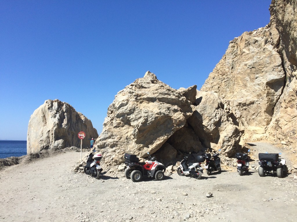 Do tego miejsca można dojechać skuterem bądź quadem - za skałami znajduje się czarna plaża oraz termy