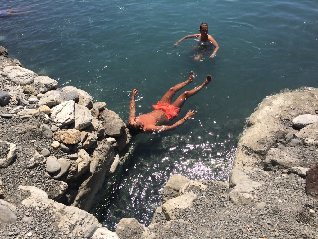 W tym miejscu woda jest najgorętsza - osiąga nawet 50 stopni Celsjusza. Ten Pan, który tutaj pływa to prawdziwy hardcore :)