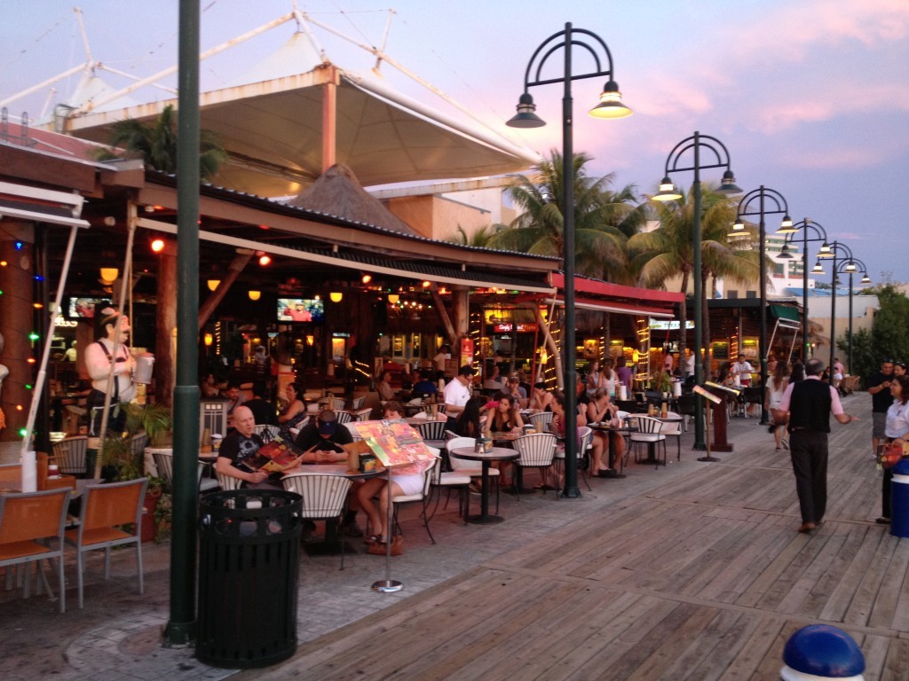 La Isla - sztuczna wyspa z dużą ilością restauracji i sklepów znajdująca się w Zona Hotelera w Cancun.