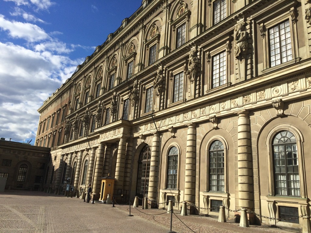Pałac królewski Kungliga Slottet - największy pałac w całej Europie. Do 1981 roku mieszkała tutaj cała królewska rodzina, obecnie mieszka w mieszka w Pałacu Drottningholm.