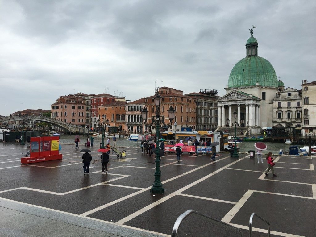 To jest pierwszy widok po wyjściu z głównego dworca kolejowego w Wenecji. Przyjechałem tutaj pociągiem z Werony, w której zatrzymałem się na kilka dni u mojej włoskiej przyjaciółki.