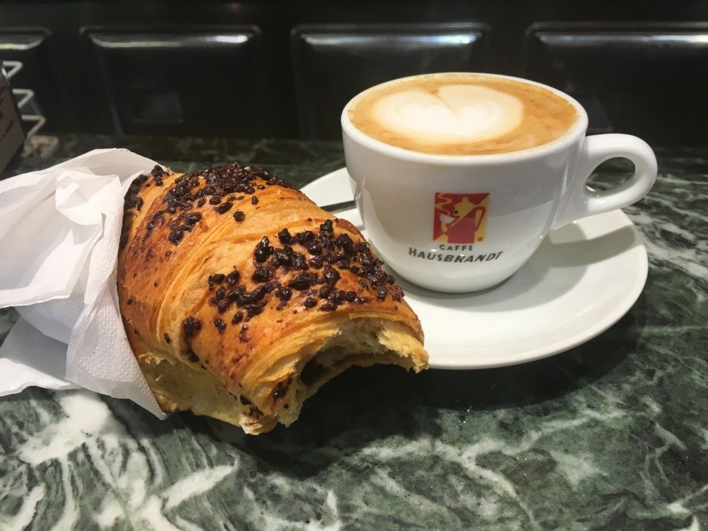 Włoskie cappuccino, w którym powinien być maczany rogalik. To tradycyjny sposób picia kawy we Włoszech.