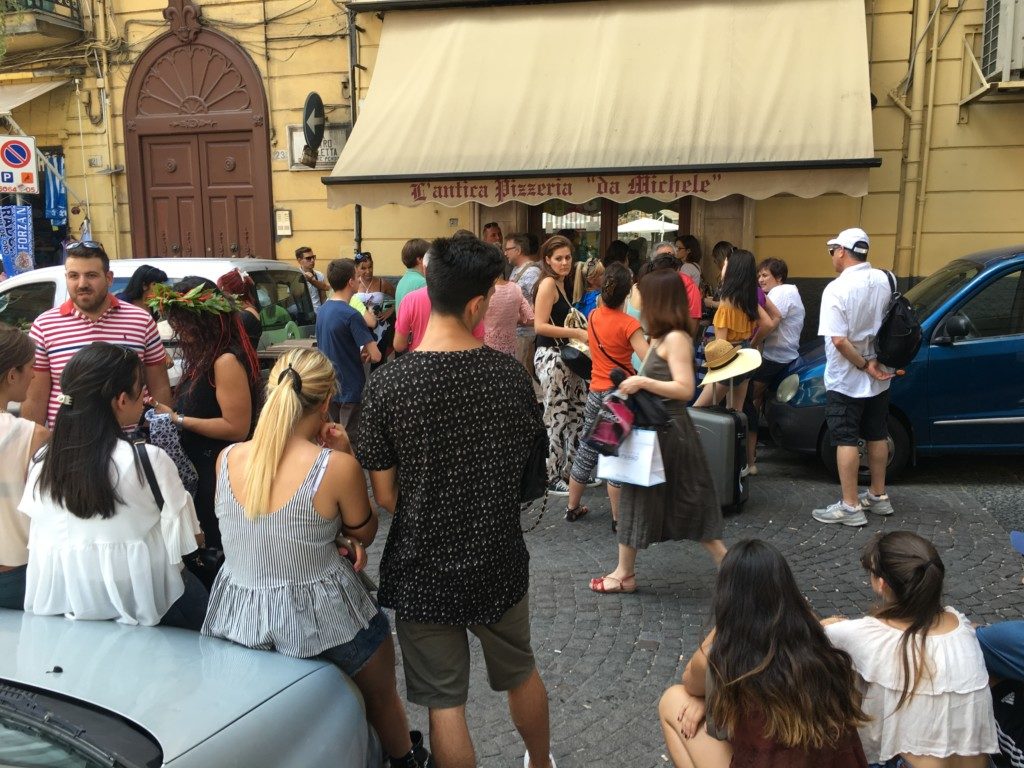Tłumy ludzi przed wejściem do L’Antica Pizzeria da Michele.