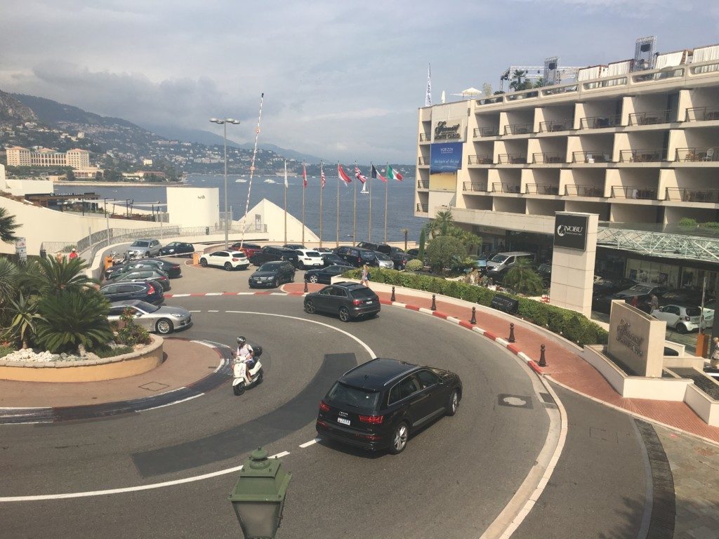 Grand Prix w Monte Carlo odbywa się na ulicach miasta od 1929 roku. Zawodnicy wykonują 78 okrążeń, z maksymalną dopuszczalną prędkością do 270 km/h. Ten zakręt jest jednym z najsłynniejszych, ponieważ pokonywany jest z prędkością aż 60 km/h. Przez rajdowców nazywany jest „Agrafką” i znajduje się obok Hotelu Fairmont Monte Carlo.