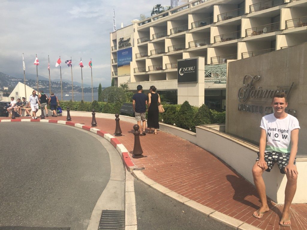 Hotel Fairmont Monte Carlo - to drugie miejsce oprócz kasyna, wokół którego podziwiać możemy ekskluzywne samochody oraz podpatrywać życie codzienne milionerów. To co mi się spodobało w tym miejscu to luźna atmosfera, każdy może podejść i dotknąć, zrobić zdjęcie.