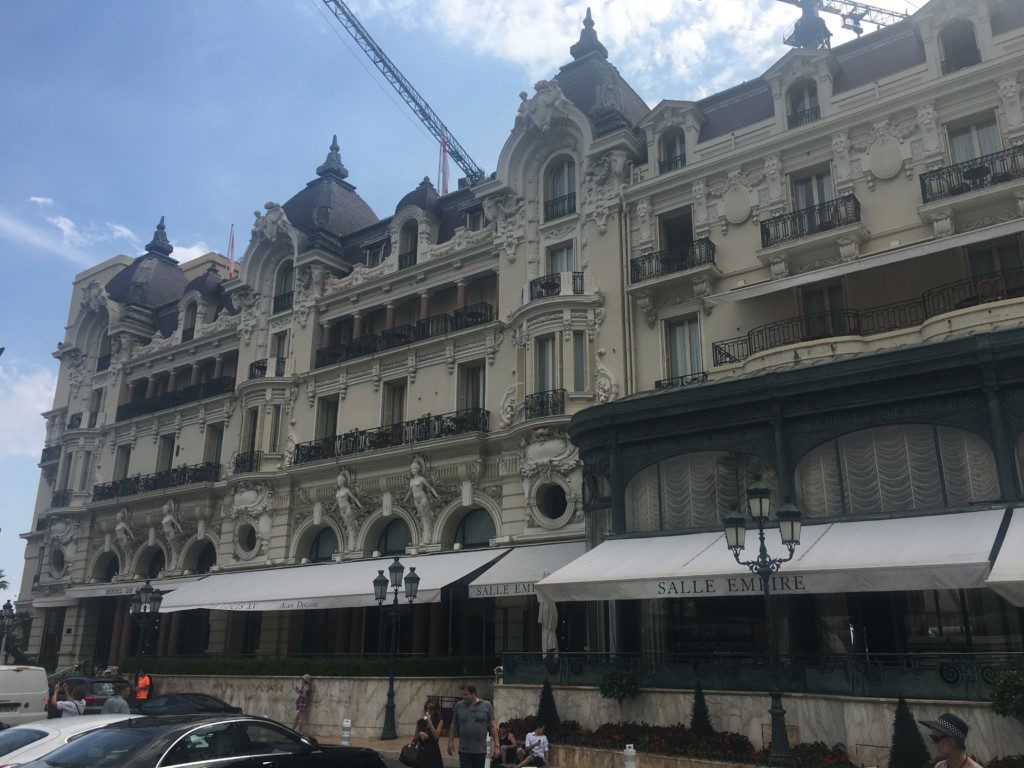 Hotel de Paris - jeden z najbardziej luksusowych hoteli na świecie, mieszczący się w budynku z 1864 roku, tuż obok kasyna. Znajdują się w nim aż cztery ekskluzywne restauracje, z czego dwie zostały wysoko nagrodzone w przewodniku Michelina. Restauracja Louis XV-Alain Ducasse otrzymała aż trzy gwiazdki Michelina, a restauracja Le Grill jedną gwiazdkę.