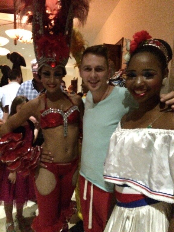 Hotele zapewniają wiele atrakcji dla swoich gości, jak np. show tańca ludowego w karaibskich rytmach.